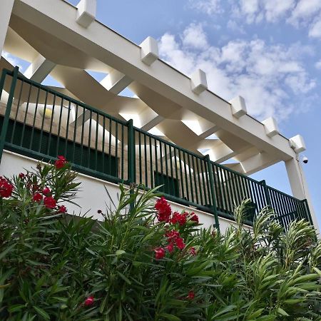 Queen Beach Apartments Nin Eksteriør billede
