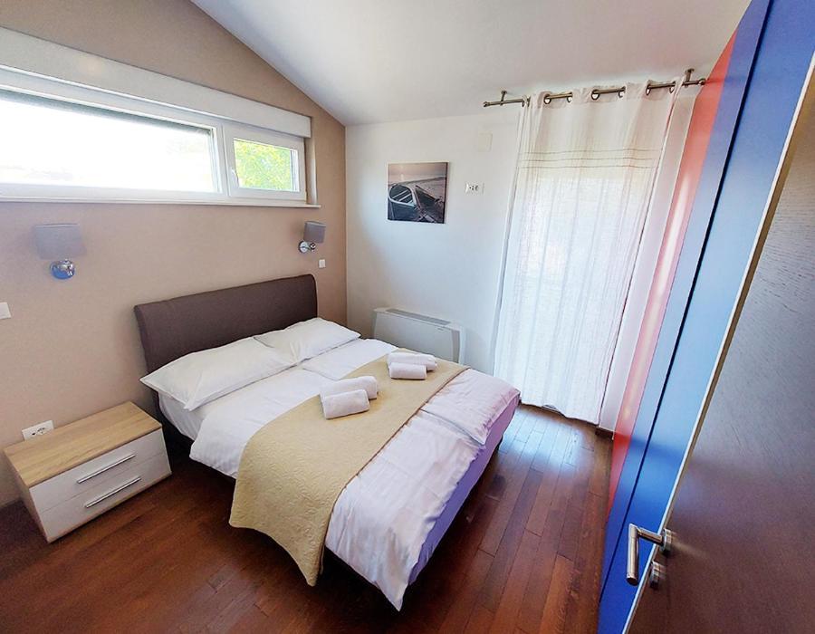 Queen Beach Apartments Nin Eksteriør billede