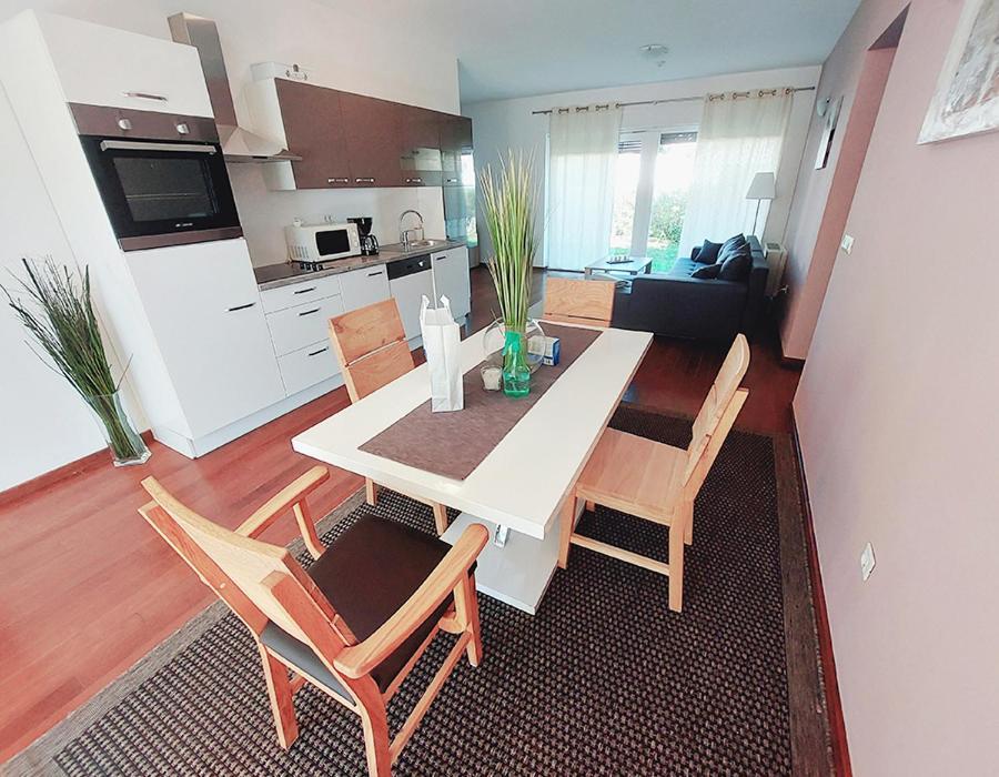 Queen Beach Apartments Nin Eksteriør billede