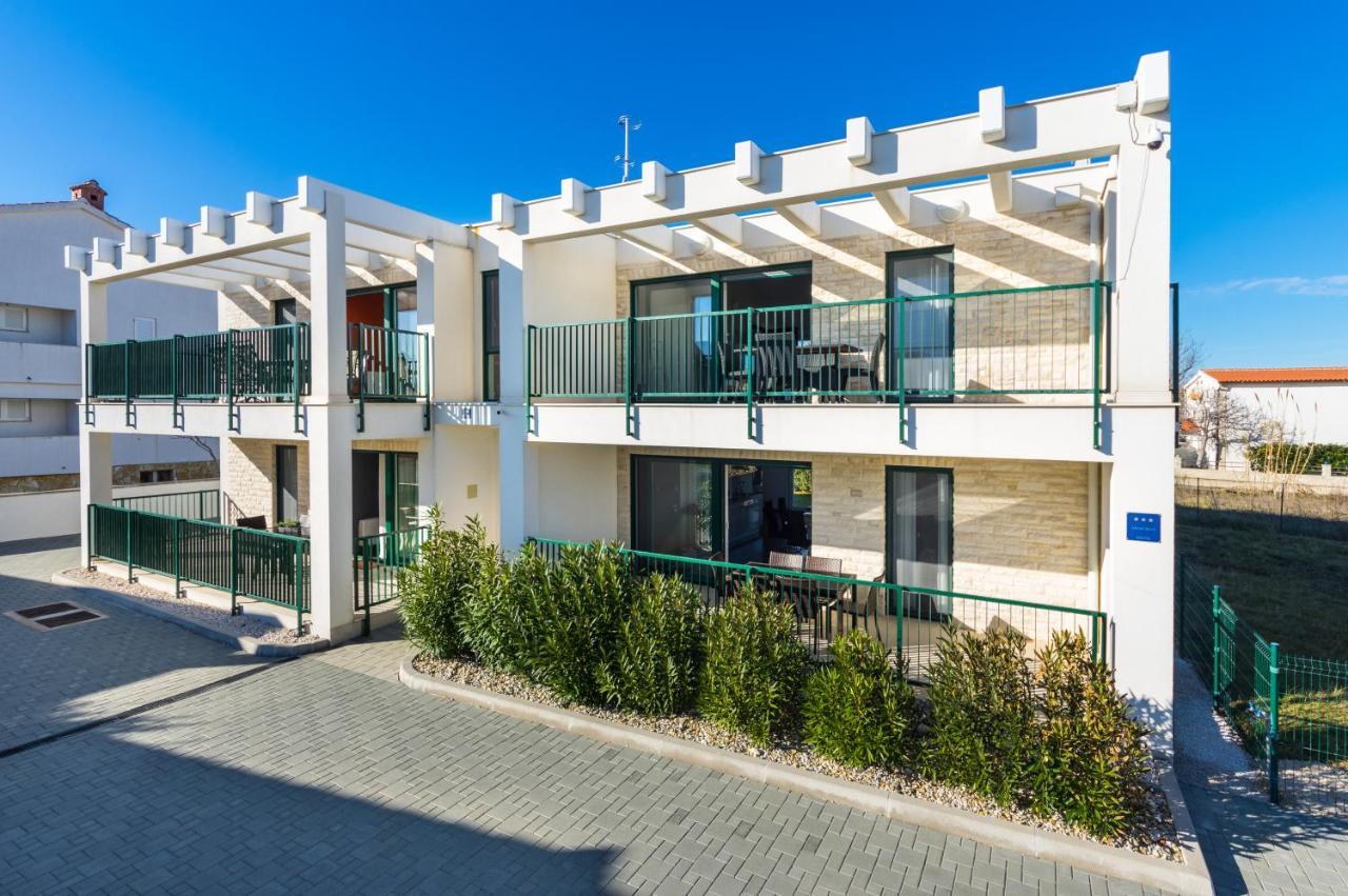 Queen Beach Apartments Nin Eksteriør billede