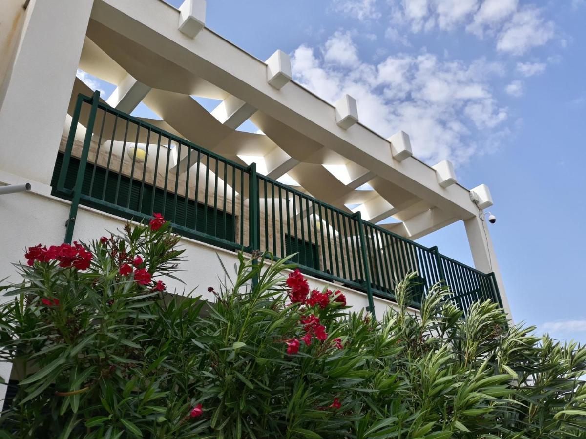 Queen Beach Apartments Nin Eksteriør billede