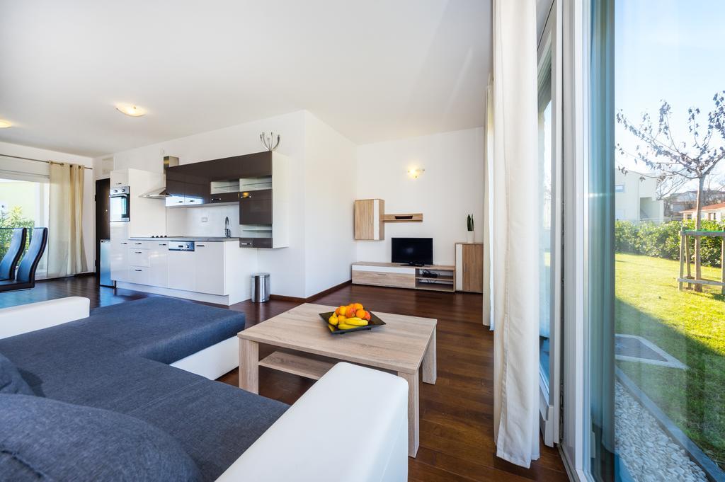 Queen Beach Apartments Nin Eksteriør billede