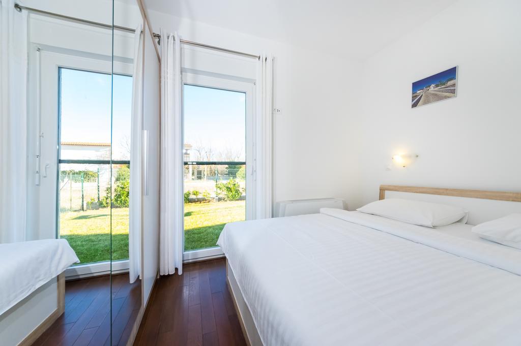 Queen Beach Apartments Nin Eksteriør billede